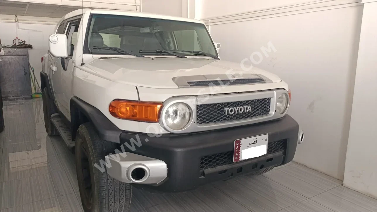 تويوتا إف جي كروزر 2018 اوتوماتيك 353,000 كم 6 سلندر دفع رباعي اس يو في أبيض
