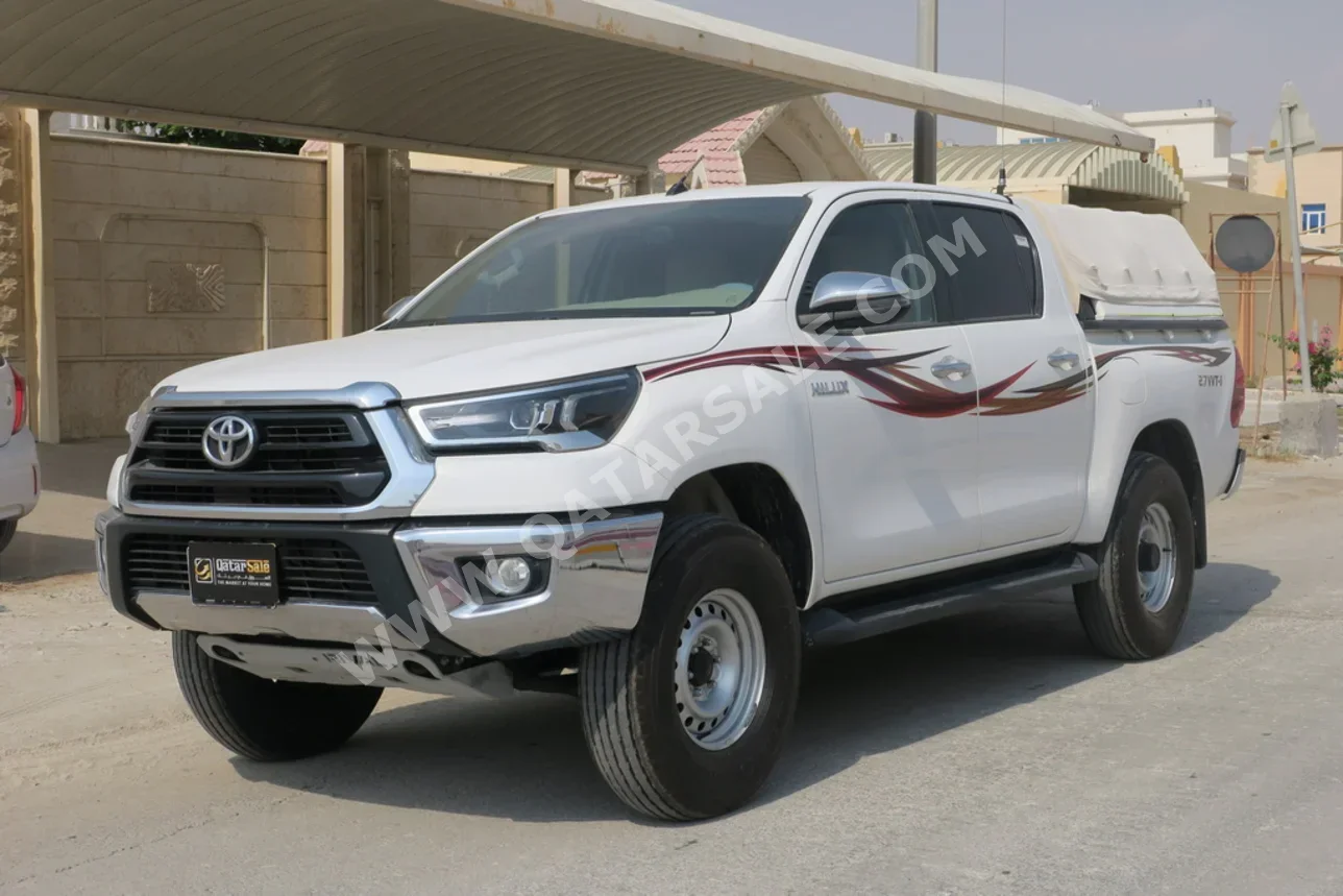 تويوتا هاي لوكس 2022 اوتوماتيك 31,000 كم 4 سلندر دفع رباعي بيكب أبيض تحت الضمان
