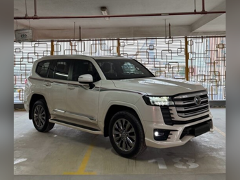 تويوتا لاند كروزر جي اكس ار 2024 اوتوماتيك 39,000 كم 6 سلندر دفع رباعي اس يو في أبيض تحت الضمان