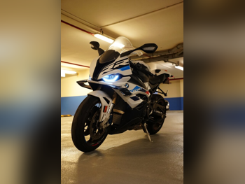 بي ام دبليو  اس1000 ار ار -  2025 - اللون ابيض -  الضمان