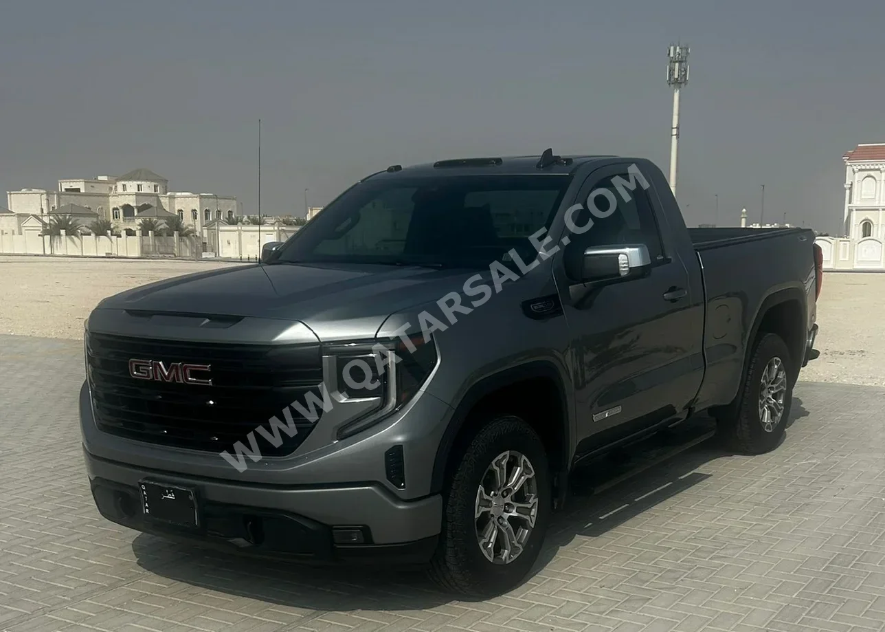 جي ام سي سييرا 1500 2023 اوتوماتيك 22,000 كم 8 سلندر دفع رباعي بيكب رمادي تحت الضمان