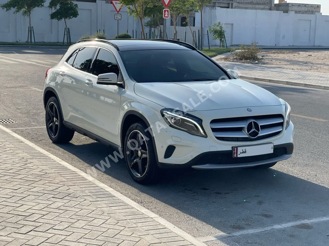 Mercedes-Benz GLA 250 2017 Automatic 133,000 Km 4 Cylinder All Wheel Drive (AWD) SUV White