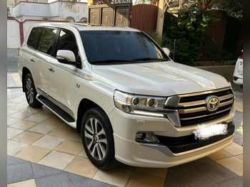 تويوتا لاند كروزر في اكس ار 2016 اوتوماتيك 245,000 كم 8 سلندر دفع رباعي اس يو في أبيض لؤلؤي