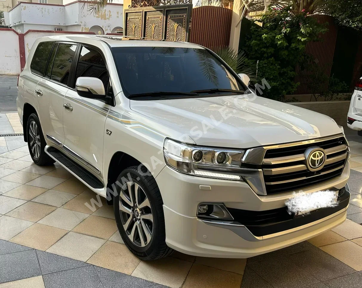 Toyota Land Cruiser VXR 2016 Automatic 245,000 Km 8 Cylinder Four Wheel Drive (4WD) SUV Pearl