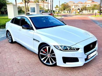 جاكوار اكس اي اس 2016 اوتوماتيك 99,000 كم 6 سلندر دفع خلفي سيدان أوف وايت