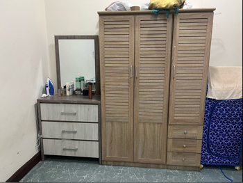 خزائن ودواليب الملابس والزينة - طاولة زينة ، مرآة ، كرسي و وحدتا رفوف - اللون الرمادي