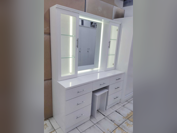 خزائن ودواليب الملابس والزينة - دوحة فيرنيتشر  - طاولة زينة ، مرآة ، كرسي و وحدتا رفوف  - أبيض