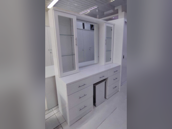 خزائن ودواليب الملابس والزينة - دوحة فيرنيتشر  - طاولة زينة ، مرآة ، كرسي و وحدتا رفوف  - أبيض