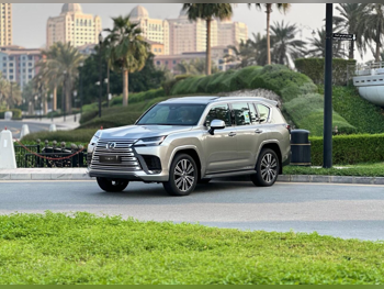 لكزس ال اكس 600 لكجري 2025 اوتوماتيك 5,000 كم 6 سلندر دفع رباعي اس يو في رمادي تحت الضمان