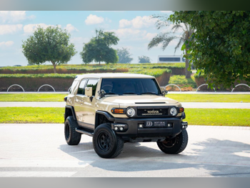 Toyota FJ Cruiser 2013 Automatic 208,000 Km 6 Cylinder Four Wheel Drive (4WD) SUV Beige