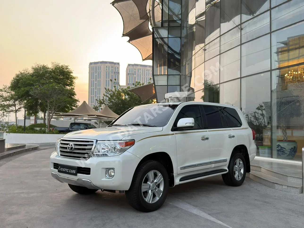 تويوتا لاند كروزر في اكس ار 2015 اوتوماتيك 261,000 كم 8 سلندر دفع رباعي اس يو في أبيض