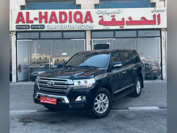 تويوتا  لاند كروزر  جي اكس ار  2017  اوتوماتيك  39,000 كم  8 سلندر  دفع رباعي  اس يو في  أزرق غامق