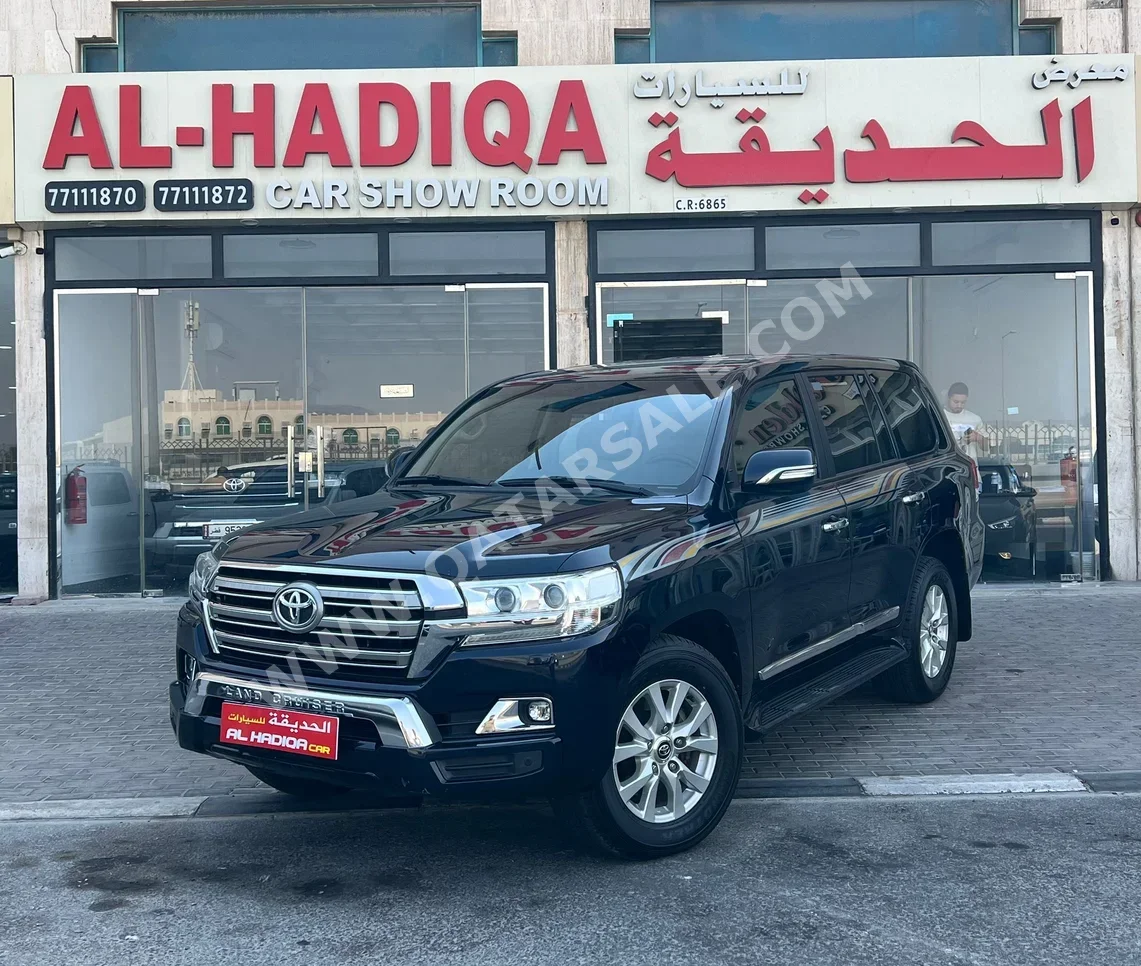 تويوتا لاند كروزر جي اكس ار 2017 اوتوماتيك 39,000 كم 8 سلندر دفع رباعي اس يو في أزرق غامق