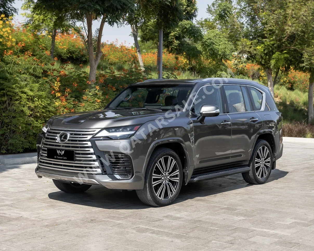 لكزس ال اكس 600 لكجري 2023 اوتوماتيك 37,000 كم 6 سلندر دفع رباعي اس يو في رمادي تحت الضمان