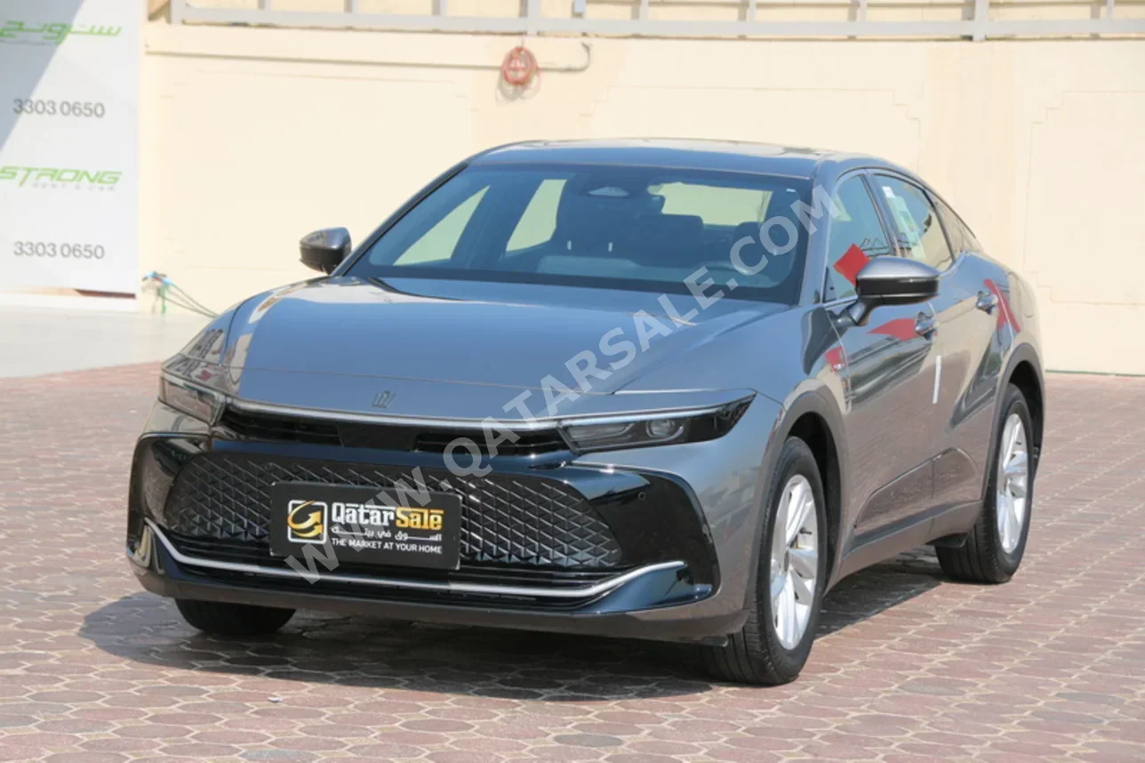 تويوتا كراون هايبرد 2024 تبترونك 27,000 كم 4 سلندر سحب امامي سيدان رمادي تحت الضمان