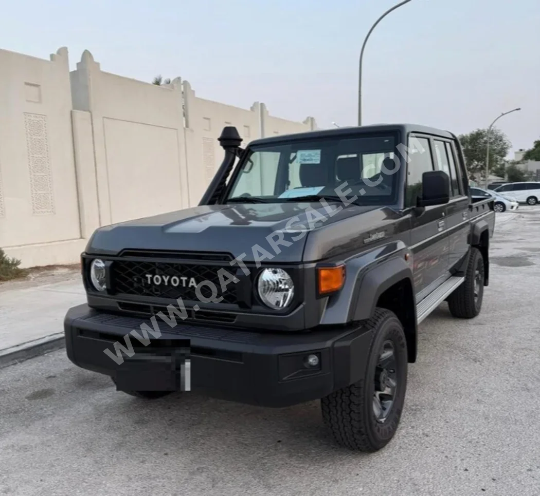 تويوتا لاند كروزر ال اكس 2025 عادي 0 كم 4 سلندر دفع رباعي بيكب رمادي تحت الضمان