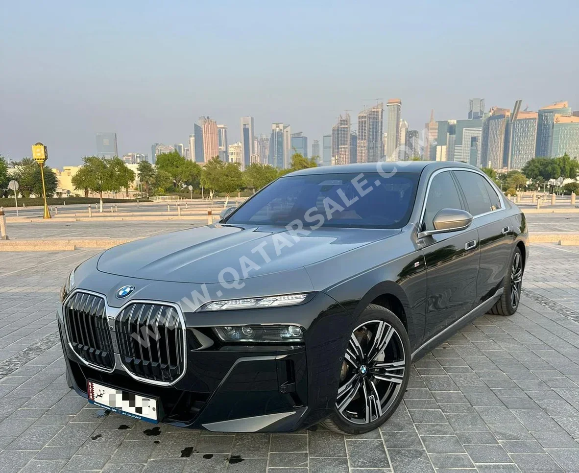 بي ام دبليو الفئة - السابعة 760 اي 2026 اوتوماتيك 0 كم 4 سلندر دفع كلي مستمر سيدان أسود و فضي تحت الضمان