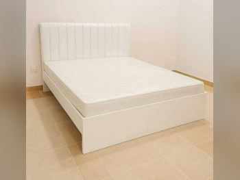 الأسّرة - كوين  - أبيض  - متضمنة المرتبة