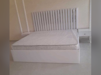 الأسّرة - كينج  - أبيض  - متضمنة المرتبة  - مع طاولة سرير جانبية