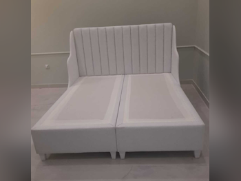 الأسّرة - كينج  - أبيض  - متضمنة المرتبة