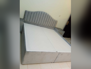 الأسّرة - كينج  - اللون الرمادي  - متضمنة المرتبة  - مع طاولة سرير جانبية