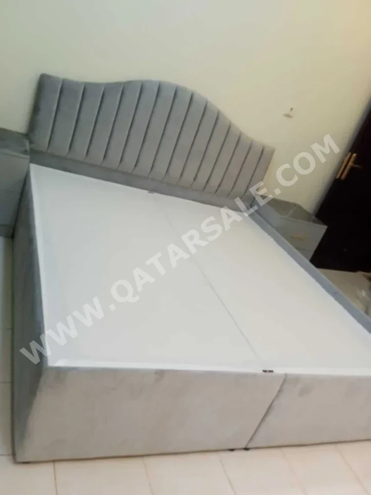 الأسّرة - كينج - اللون الرمادي - متضمنة المرتبة - مع طاولة سرير جانبية