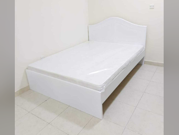 الأسّرة - كوين  - أبيض  - متضمنة المرتبة