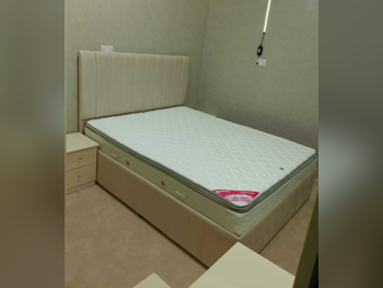 الأسّرة - كوين  - الأصفر  - متضمنة المرتبة  - مع طاولة سرير جانبية