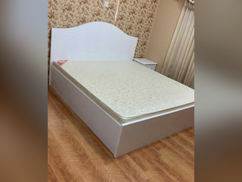 الأسّرة - كينج  - أبيض  - متضمنة المرتبة  - مع طاولة سرير جانبية