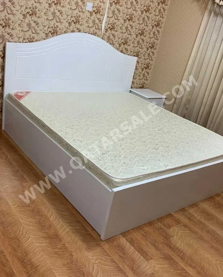 الأسّرة - كينج - أبيض - متضمنة المرتبة - مع طاولة سرير جانبية