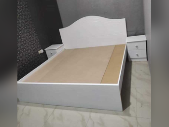 الأسّرة - كينج  - أبيض  - متضمنة المرتبة  - مع طاولة سرير جانبية