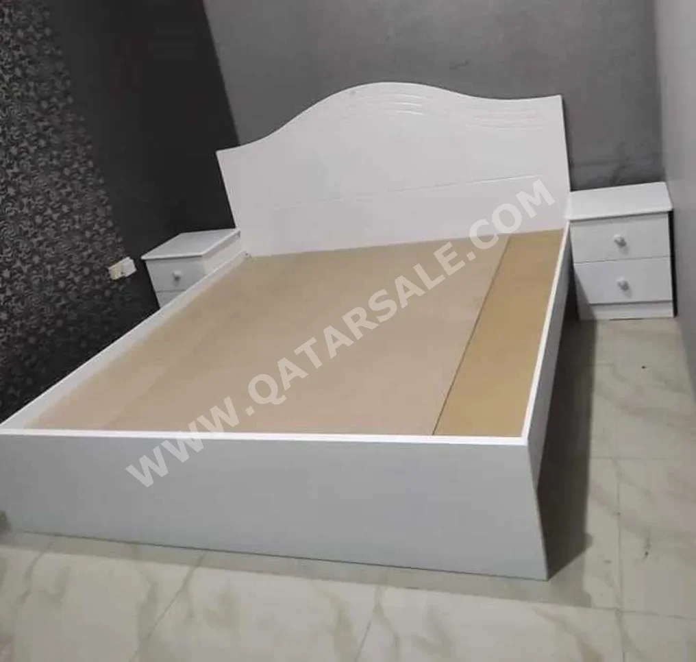 الأسّرة - كينج - أبيض - متضمنة المرتبة - مع طاولة سرير جانبية