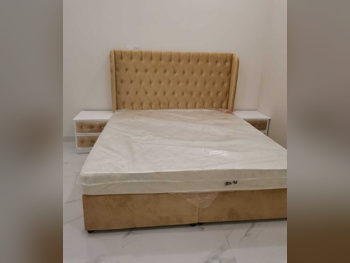 الأسّرة - كينج  - الأصفر  - متضمنة المرتبة  - مع طاولة سرير جانبية