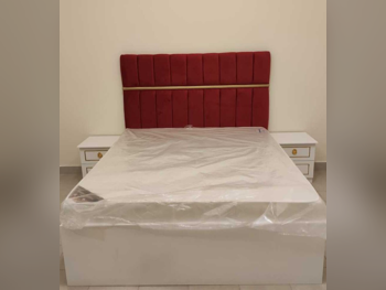الأسّرة - كوين  - أحمر  - متضمنة المرتبة  - مع طاولة سرير جانبية