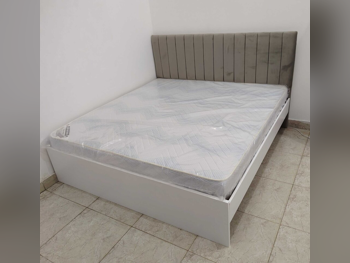 الأسّرة - كينج  - اللون الرمادي  - متضمنة المرتبة