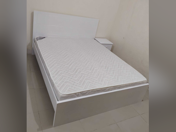 الأسّرة - كينج  - أبيض  - متضمنة المرتبة  - مع طاولة سرير جانبية