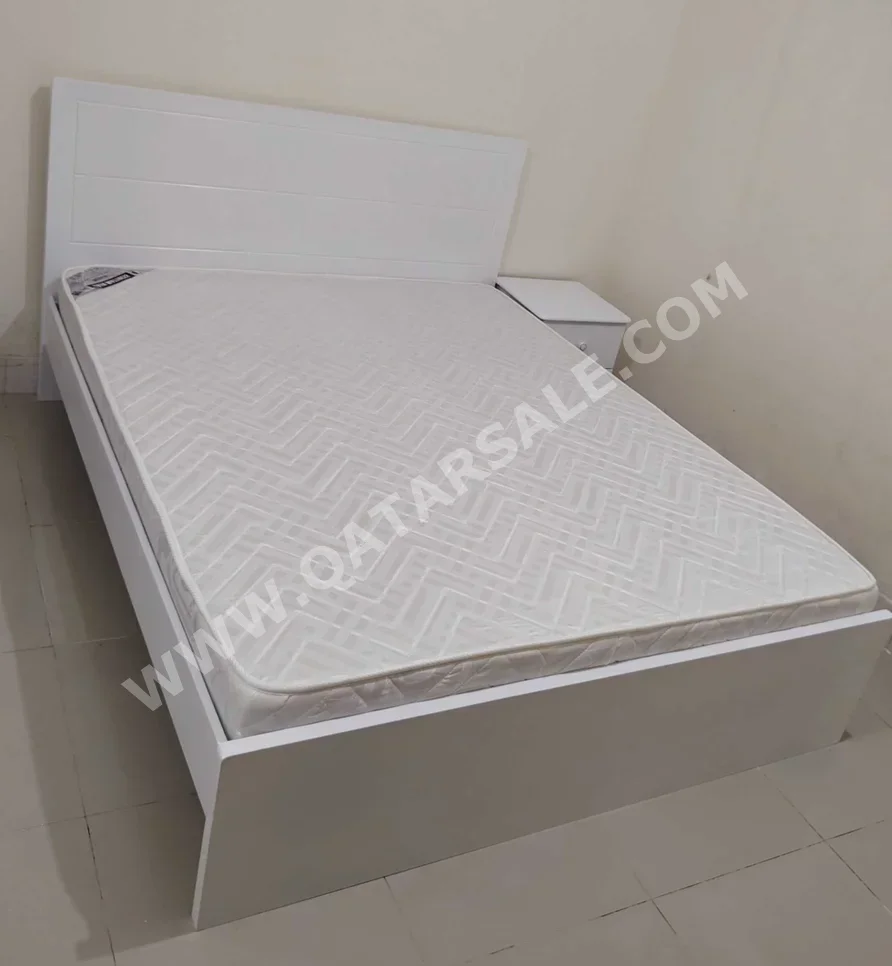 الأسّرة - كينج - أبيض - متضمنة المرتبة - مع طاولة سرير جانبية