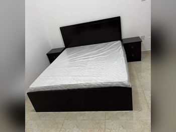 الأسّرة - كوين  - بنى  - متضمنة المرتبة  - مع طاولة سرير جانبية