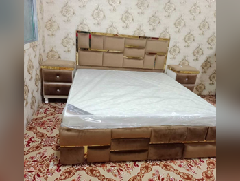 الأسّرة - كينج  - بنى  - متضمنة المرتبة  - مع طاولة سرير جانبية