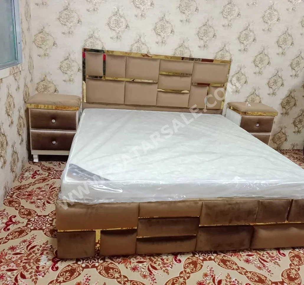 الأسّرة - كينج - بنى - متضمنة المرتبة - مع طاولة سرير جانبية