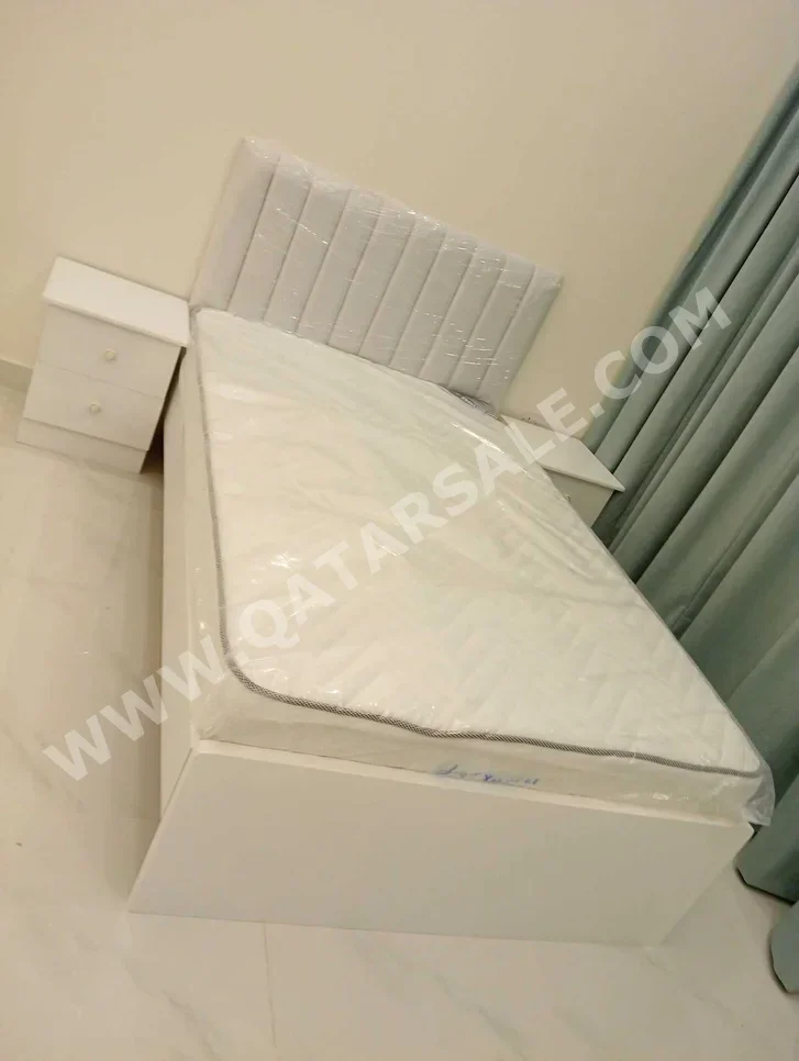 الأسّرة - لايف ستايل - مزدوج - أبيض - متضمنة المرتبة - مع طاولة سرير جانبية