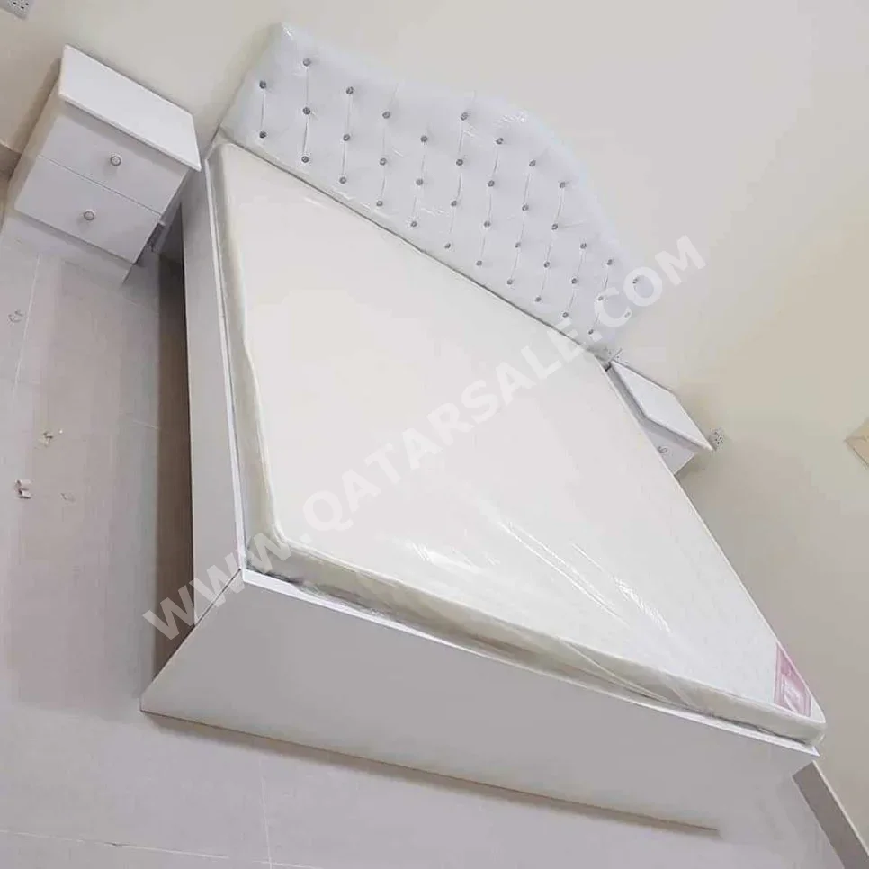 الأسّرة - كينج - أبيض - متضمنة المرتبة - مع طاولة سرير جانبية