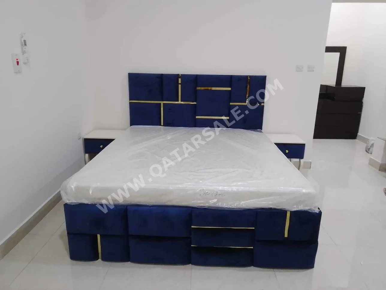 الأسّرة - كوين - متعدد الألوان - متضمنة المرتبة - مع طاولة سرير جانبية