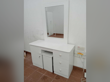 خزائن ودواليب الملابس والزينة - دوحة فيرنيتشر - طاولة زينة ، مرآة ، كرسي و وحدتا رفوف - أبيض