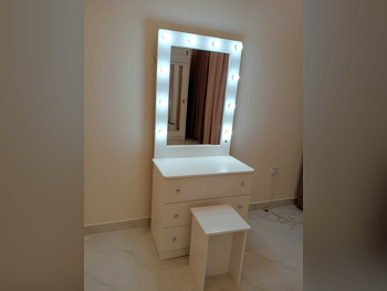 خزائن ودواليب الملابس والزينة - دوحة فيرنيتشر - طاولة زينة ، مرآة ، كرسي و وحدتا رفوف - أبيض