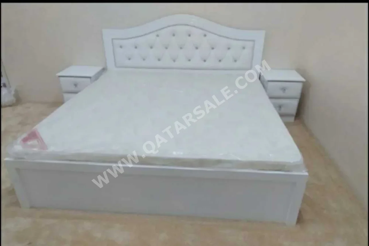 الأسّرة - كينج - أبيض - متضمنة المرتبة - مع طاولة سرير جانبية