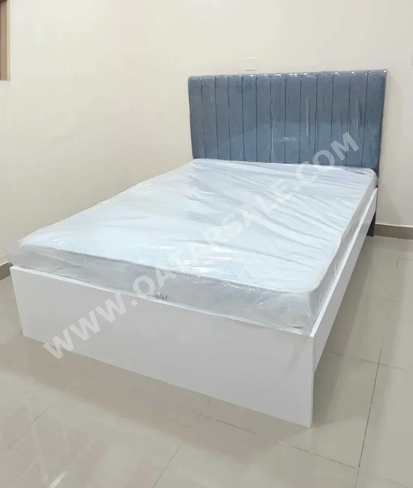 الأسّرة - كوين - اللون الرمادي - متضمنة المرتبة - مع طاولة سرير جانبية