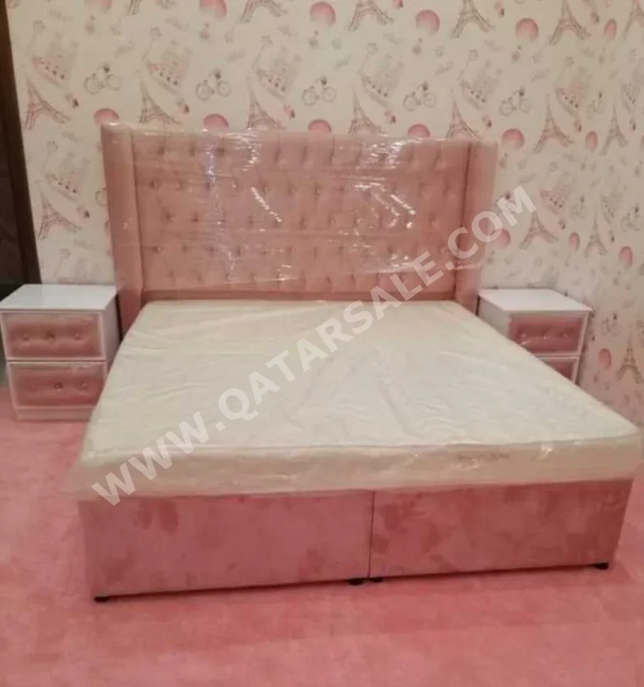 الأسّرة - كينج - زهري - متضمنة المرتبة - مع طاولة سرير جانبية