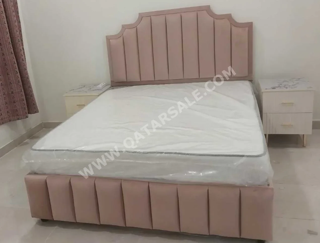 الأسّرة - كينج - زهري - متضمنة المرتبة - مع طاولة سرير جانبية