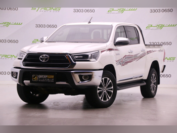 تويوتا هاي لوكس اس ار 5 2024 اوتوماتيك 40,000 كم 4 سلندر دفع رباعي بيكب أبيض تحت الضمان